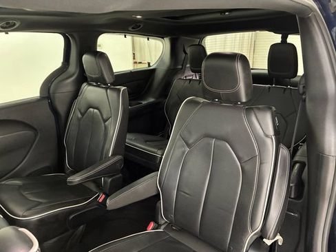Used 2018 Chrysler Pacifica Limited FWD image 18
