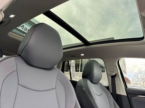 Used 2025 Volkswagen Tiguan SE w/ Panoramic Sunroof Package image 16