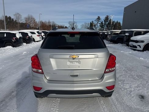 Used 2022 Chevrolet Trax LT w/ LT Convenience Package image 4