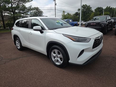 Used 2023 Toyota Highlander L FWD image 1
