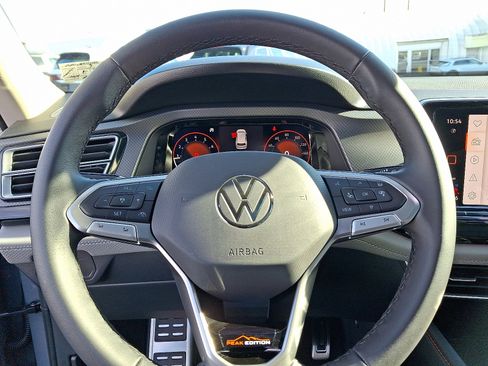 New 2026 Volkswagen Atlas Peak Edition image 9