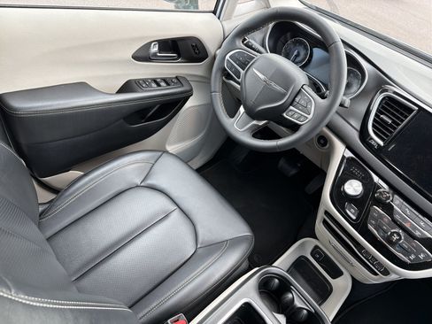Used 2024 Chrysler Pacifica Touring-L FWD image 9