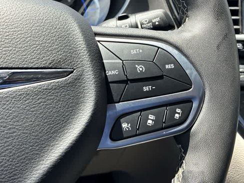 Used 2023 Chrysler Pacifica Touring-L FWD image 25