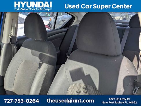 Used 2013 Nissan Versa SV FWD image 3