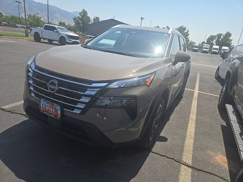 Used 2024 Nissan Rogue SV w/ SV Premium Package AWD/4WD image 3