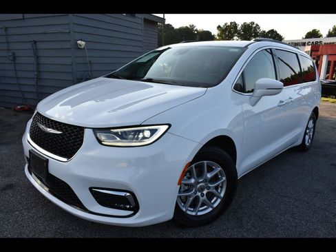 Used 2022 Chrysler Pacifica Touring-L FWD image 1