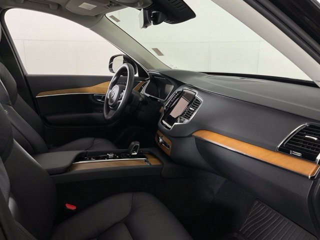 Certified 2025 Volvo XC90 B5 Plus w/ Protection Package AWD/4WD image 31