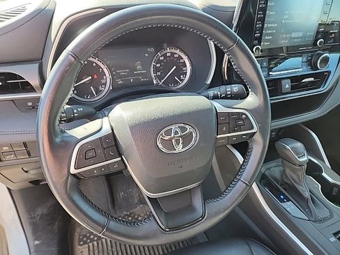 Used 2022 Toyota Highlander XLE AWD/4WD image 9