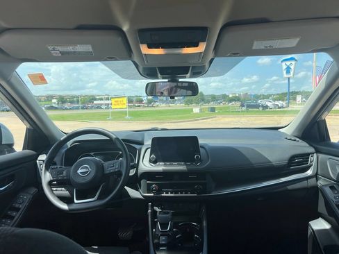 Used 2024 Nissan Rogue SV FWD image 24