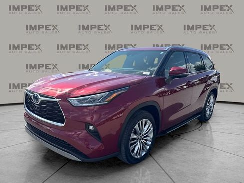 Used 2023 Toyota Highlander Platinum FWD image 1