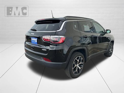 Used 2024 Jeep Compass Latitude AWD/4WD image 3