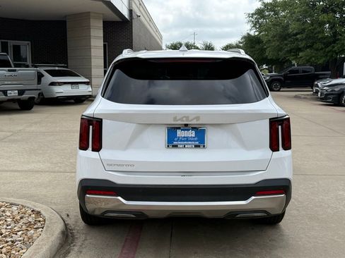 Used 2024 Kia Sorento S image 4