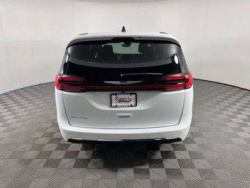 Used 2026 Chrysler Pacifica Select FWD image 6