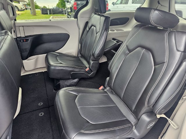 Used 2023 Chrysler Pacifica Touring-L FWD image 17