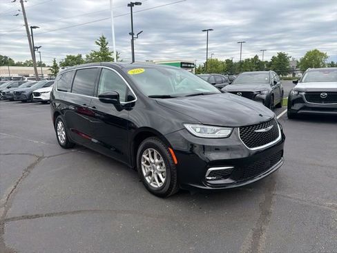Used 2024 Chrysler Pacifica Touring-L FWD image 1