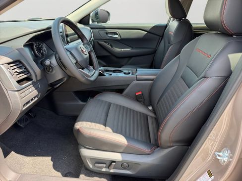Used 2026 Nissan Rogue SV AWD/4WD image 16