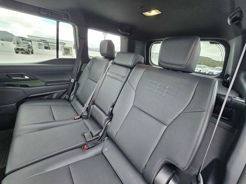Used 2026 Lexus GX 550 w/ Accessory Package (32) AWD/4WD image 17