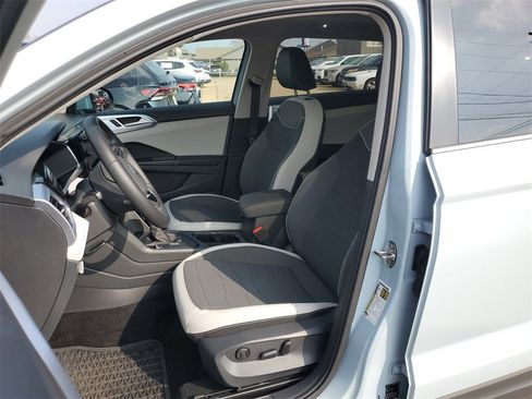 Used 2025 Volkswagen Taos SE image 9