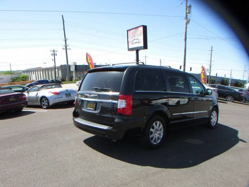 Used 2015 Chrysler Town & Country Touring image 6