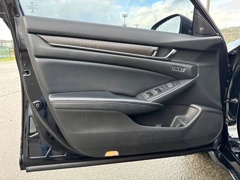 Used 2018 Honda Accord Touring image 19