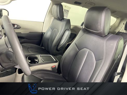 Used 2024 Chrysler Pacifica Touring-L image 16