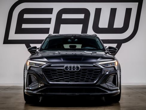 Used 2024 Audi Q8 e-tron Prestige image 3