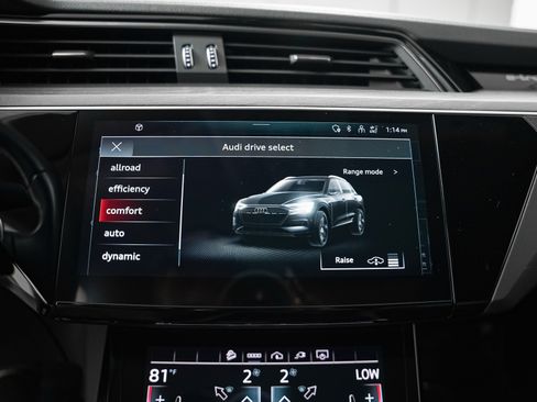 Used 2024 Audi Q8 e-tron Premium Plus AWD/4WD image 21