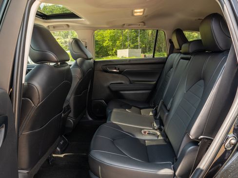 Used 2023 Toyota Highlander XLE FWD image 14