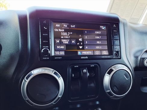 Used 2018 Jeep Wrangler Sahara w/ Connectivity Group image 19