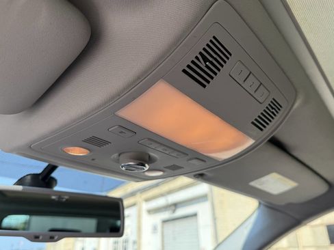 Used 2012 Volkswagen Touareg Sport image 25