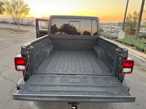 Used 2020 Jeep Gladiator Sport image 19