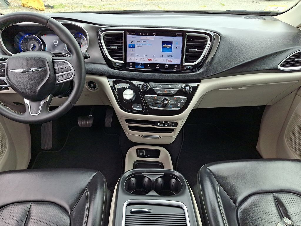 Used 2023 Chrysler Pacifica Touring-L FWD image 16