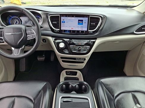Used 2023 Chrysler Pacifica Touring-L FWD image 16