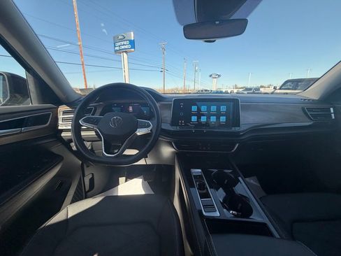 Used 2025 Volkswagen Atlas SE AWD/4WD image 16