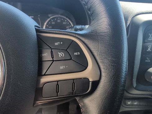 Used 2016 Jeep Renegade Latitude w/ Cold Weather Group FWD image 20
