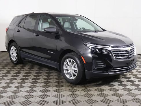 Used 2024 Chevrolet Equinox LS w/ LS Convenience Package FWD image 2