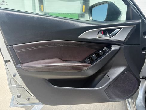 Used 2018 MAZDA MAZDA3 Touring FWD image 22
