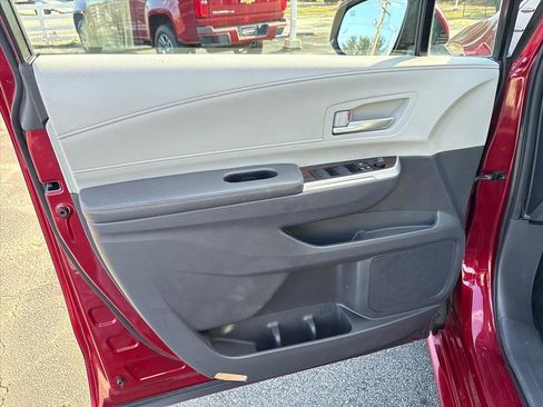 Used 2021 Toyota Sienna XLE image 19