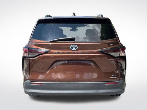 Used 2023 Toyota Sienna XLE FWD image 4