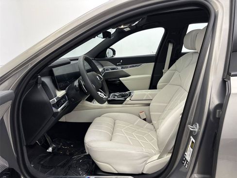Used 2025 BMW 760i xDrive w/ Premium Package AWD/4WD image 25
