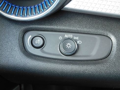 Used 2025 Chevrolet Trax LT w/ LT Convenience Package FWD image 26