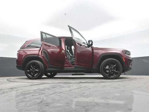 Used 2022 Jeep Grand Cherokee Altitude AWD/4WD image 57