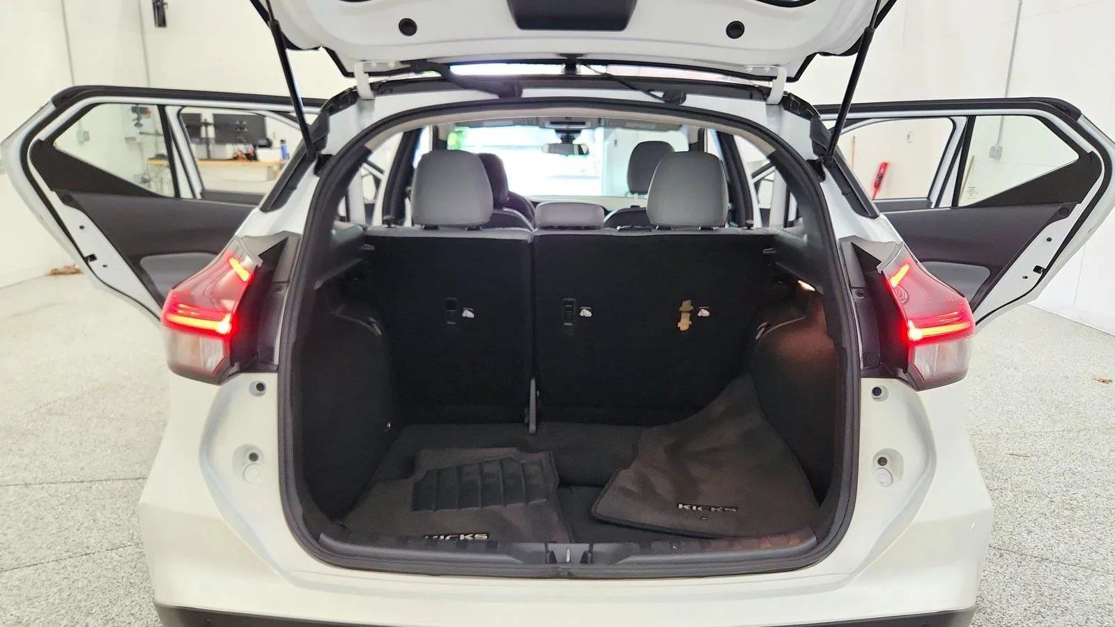 Used 2024 Nissan Kicks SR w/ SR Premium Package FWD image 38