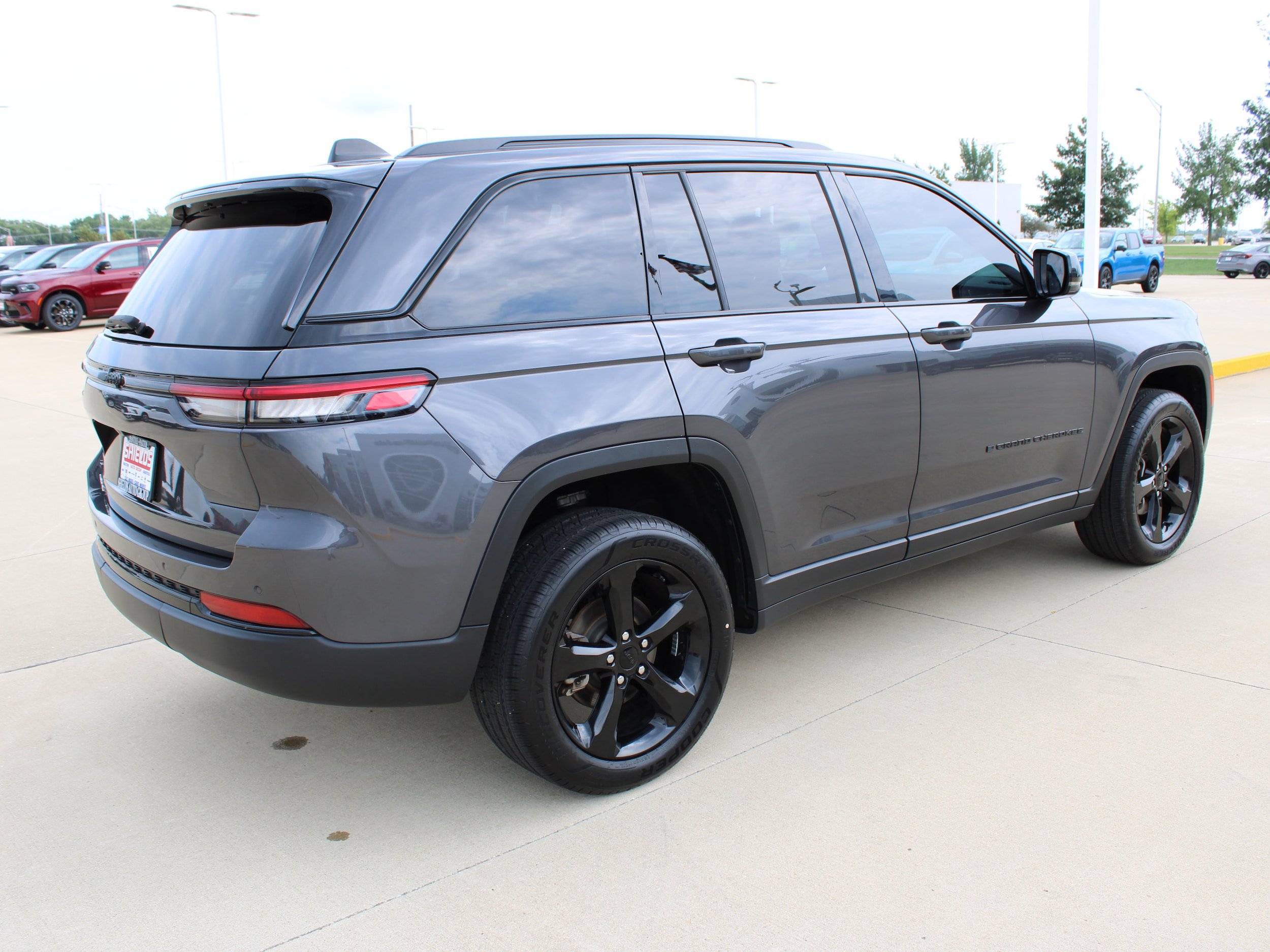Used 2023 Jeep Grand Cherokee Altitude AWD/4WD image 6