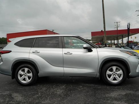 Used 2023 Toyota Highlander LE AWD/4WD image 2