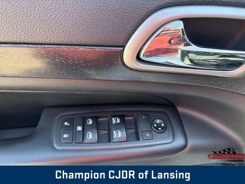 Used 2018 Jeep Grand Cherokee Laredo AWD/4WD image 4