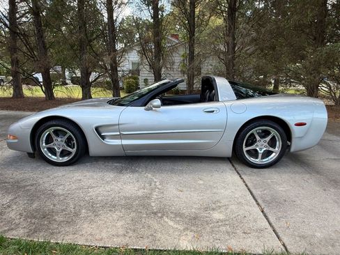 Used 2004 Chevrolet Corvette Coupe w/ Preferred Equipment Group image 26