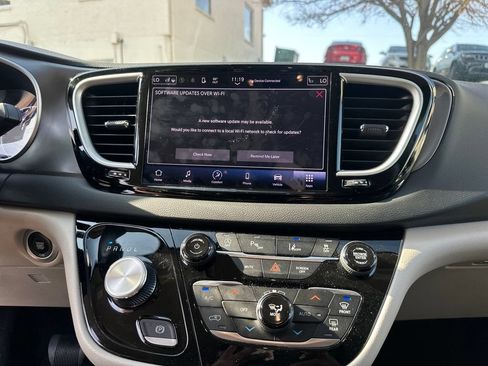 Used 2023 Chrysler Pacifica Touring-L FWD image 43