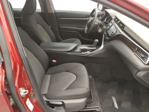 Used 2018 Toyota Camry LE image 21