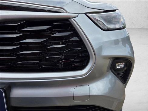 Used 2023 Toyota Highlander LE AWD/4WD image 18